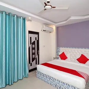 Oyo 25130 Royal Hotel